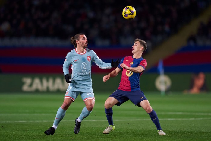 Barcelona vs Atletico Madrid BARCELONA, SPAIN - DECEMBER 21: Pablo Paez 'Gavi' of FC Barcelona competes for the ball with Antoine Griezmann of Atletico de Madrid during the LaLiga EA Sports match between FC Barcelona and Atletico de Madrid at Estadi Olimpic Lluis Companys on December 21, 2024 in Barcelona, Spain. (Photo by Pedro Salado/Getty Images)