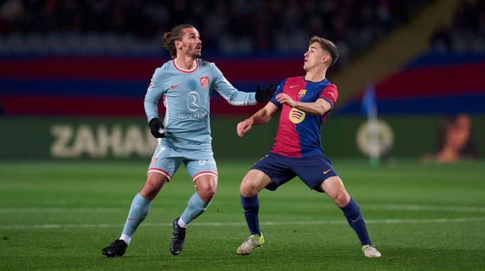 BARCELONA, SPAIN - DECEMBER 21:  Pablo Paez Gavi  of FC Barcelona competes for the ball with Antoine Griezmann of Atletico de Madrid during the LaLiga EA Sports match between FC Barcelona and Atletico de Madrid at Estadi Olimpic Lluis Companys on December 21, 2024 in Barcelona, Spain. (Photo by Pedro Salado/Getty Images)