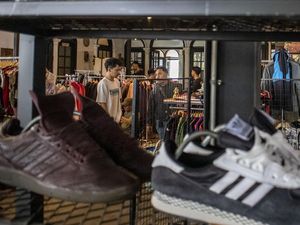 Bisnis Pakaian Bekas Masih Menggeliat Bisnis Pakaian Bekas Masih Menggeliat