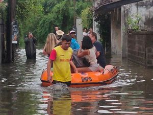 Dampak Banjir di Bali, 7 Turis Asing Dievakuasi Pakai Perahu Karet Dampak Banjir di Bali, 7 Turis Asing Dievakuasi Pakai Perahu Karet