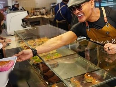 Deddy Corbuzier Kini Bisnis Kuliner Nasi Padang dan Bakery