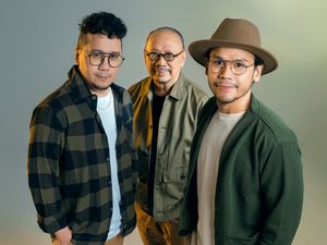 Kolaborasi Ebiet G Ade dengan 2 Putranya di Elegi Esok Pagi Kolaborasi Ebiet G Ade dengan 2 Putranya di Elegi Esok Pagi