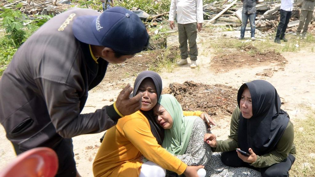 Isak Tangis Iringi Eksekusi Lahan di Pemerintah Provinsi Lampung Isak Tangis Iringi Eksekusi Lahan di Pemerintah Provinsi Lampung