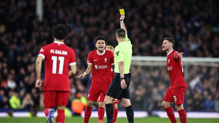 LIVERPOOL, ENGLAND - MARCH 16: Referee Andrew Madley shows Luis Diaz of Liverpool a yellow card during the Premier League match between Everton FC and Liverpool FC at Goodison Park on March 16, 2024 in Liverpool, England.(Photo by Daniel Chesterton/Offside/Offside via Getty Images)