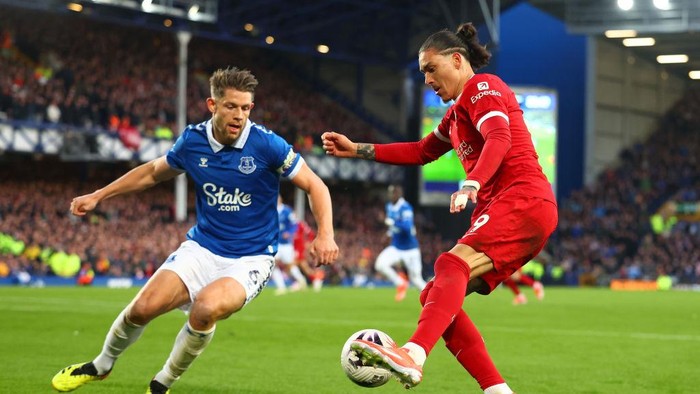 LIVERPOOL, ENGLAND - APRIL 24: James Tarkowski of Everton in action with Darwin Nunez of Liverpool during the Premier League match between Everton FC and Liverpool FC at Goodison Park on April 24, 2024 in Liverpool, England. (Photo by Chris Brunskill/Fantasista/Getty Images)