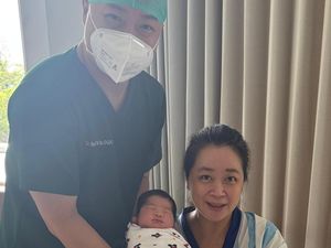 Viral Kisah Haru Wanita Melahirkan Anak Pertama di Usia 47, Penantian 20 Tahun Viral Kisah Haru Wanita Melahirkan Anak Pertama di Usia 47, Penantian 20 Tahun