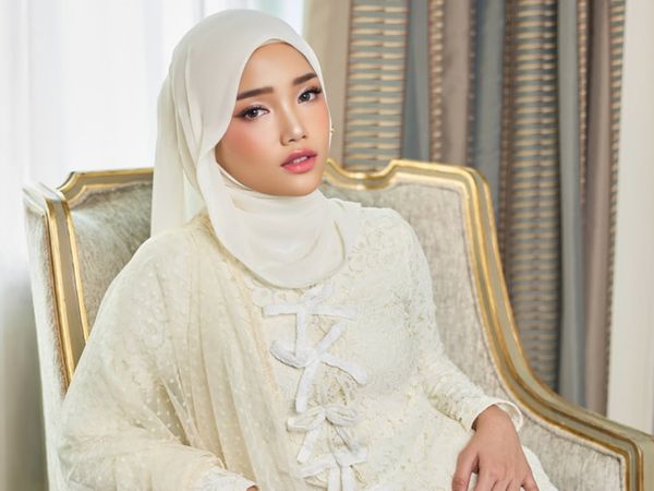 7 Gaya Fuji Jadi Model Baju Lebaran 2025, Tampil Anggun Berhijab