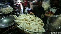 Intip Sibuknya Rumah Produksi Kerupuk Putih di Bukit Duri