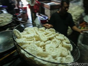 Intip Sibuknya Rumah Produksi Kerupuk Putih di Bukit Duri