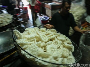 Intip Sibuknya Rumah Produksi Kerupuk Putih di Bukit Duri