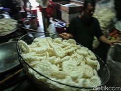 Intip Sibuknya Rumah Produksi Kerupuk Putih di Bukit Duri Intip Sibuknya Rumah Produksi Kerupuk Putih di Bukit Duri