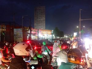 Banjir di Jalan Perintis Kemerdekaan Makassar Belum Surut, Lalin Macet 1,6 Km