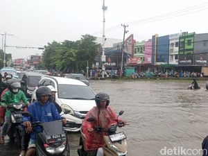 Jalan Perintis Kemerdekaan Makassar 7 Jam Macet Parah karena Banjir