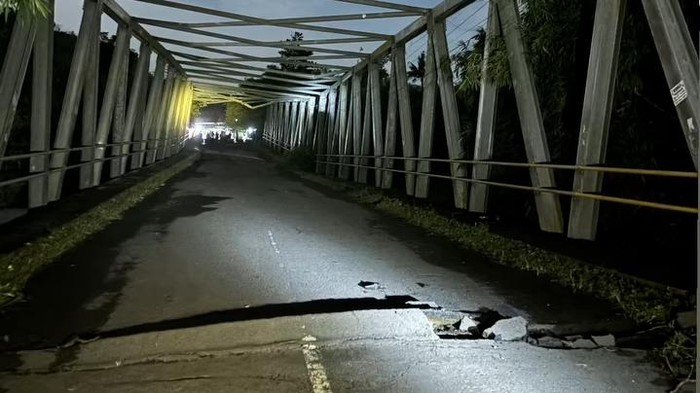 Jembatan Bakong yang menghubungkan antara Kecamatan Lembar dan Kecamatan Gerung di Desa Kebon Ayu dan Desa Lembar hampir putus.