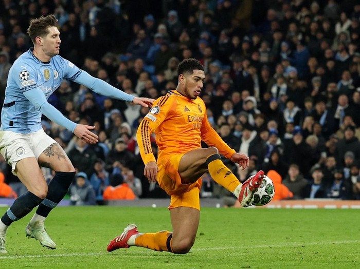 Soccer Football - Champions League - Knockout Phase Playoff - First Leg - Manchester City v Real Madrid - Etihad Stadium, Manchester, Britain - February 11, 2025  Real Madrid's Jude Bellingham scores their third goal REUTERS/Phil Noble