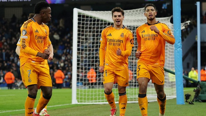 Soccer Football - Champions League - Knockout Phase Playoff - First Leg - Manchester City v Real Madrid - Etihad Stadium, Manchester, Britain - February 11, 2025  Real Madrids Jude Bellingham celebrates scoring their third goal with Real Madrids Vinicius Junior and Real Madrids Brahim Diaz REUTERS/Phil Noble
