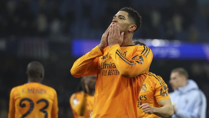Real Madrids Jude Bellingham greets supporters after winning the Champions League playoff first leg soccer match between Manchester City and Real Madrid at the Etihad Stadium in Manchester, England, Tuesday, Feb. 11, 2025. (AP Photo/Darren Staples)