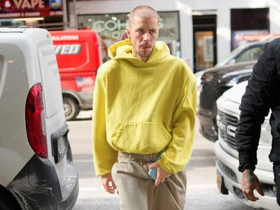 Penampilan Terbaru Justin Bieber Pakai Jaket Oversized, Bikin Fans Khawatir