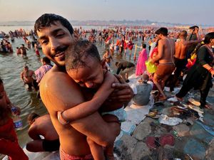 Jutaan Umat Hindu India Mandi Suci Rayakan Festival Maha Kumbh Mela