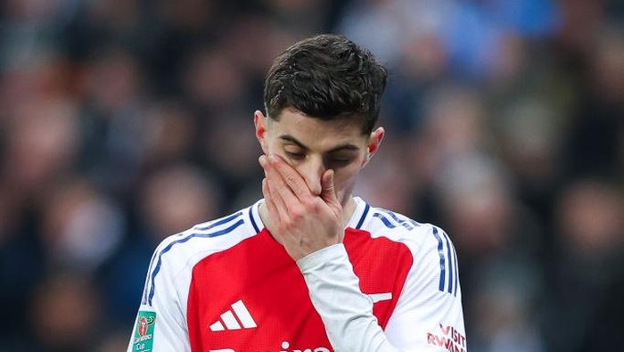 NEWCASTLE UPON TYNE, ENGLAND - FEBRUARY 05: Kai Havertz of Arsenal looks dejected during the Carabao Cup Semi Final Second Leg match between Newcastle United and Arsenal at St James Park on February 05, 2025 in Newcastle upon Tyne, England. (Photo by James Gill - Danehouse/Getty Images)