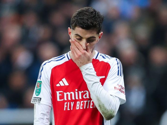 NEWCASTLE UPON TYNE, ENGLAND - FEBRUARY 05: Kai Havertz of Arsenal looks dejected during the Carabao Cup Semi Final Second Leg match between Newcastle United and Arsenal at St James' Park on February 05, 2025 in Newcastle upon Tyne, England. (Photo by James Gill - Danehouse/Getty Images)