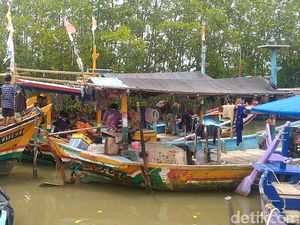 Detik-detik Kapal Nelayan Tenggelam di Pekalongan, ABK Bertahan Pakai Ancak Detik-detik Kapal Nelayan Tenggelam di Pekalongan, ABK Bertahan Pakai Ancak