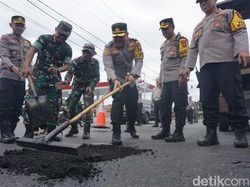 Polisi-TNI Tambal Jalan Nasional Jombang Berlubang demi Cegah Kecelakaan