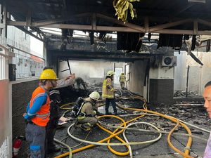 Kebakaran di Cipinang Melayu Hanguskan 1 Rumah dan Mobil Pajero Kebakaran di Cipinang Melayu Hanguskan 1 Rumah dan Mobil Pajero