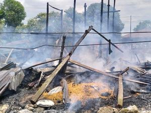 Rumah di Kahu Bone Kebakaran, Pemilik Sempat Terjebak-Alami Luka Bakar Rumah di Kahu Bone Kebakaran, Pemilik Sempat Terjebak-Alami Luka Bakar