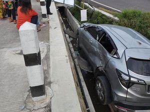Sopir Ngantuk, HRV Tabrak Tiang Lampu-Nyemplung Parit di Prambanan Sleman Sopir Ngantuk, HRV Tabrak Tiang Lampu-Nyemplung Parit di Prambanan Sleman