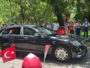 Saat Sambutan Pelajar dan Warga Bogor Disambut Lambaian Tangan Erdogan