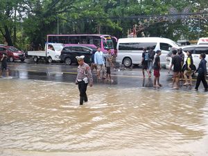 Jalan Maros-Makassar 18 Jam Macet Imbas Banjir, Jalur Alternatif Terputus