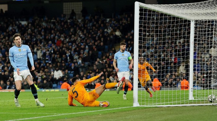 Soccer Football - Champions League - Knockout Phase Playoff - First Leg - Manchester City v Real Madrid - Etihad Stadium, Manchester, Britain - February 11, 2025  Real Madrids Jude Bellingham scores their third goal REUTERS/Phil Noble
