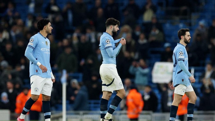 Soccer Football - Champions League - Knockout Phase Playoff - First Leg - Manchester City v Real Madrid - Etihad Stadium, Manchester, Britain - February 11, 2025  Manchester Citys Bernardo Silva, Manchester Citys Josko Gvardiol and Manchester Citys Omar Marmoush look dejected after the match REUTERS/Phil Noble