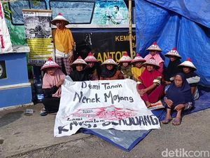 Sempat Dirobohkan, Petani Pundenrejo Kembali Dirikan Tenda di Kantor BPN Pati Sempat Dirobohkan, Petani Pundenrejo Kembali Dirikan Tenda di Kantor BPN Pati