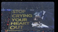 Foto Rodri mencium Ballon dOr, yang dimenangi setelah menyisihkan Vinicius bintangnya Real Madrid, dipampang fans Man City. Tulisan Stop Crying Your Heart Out mengiringi. Foto: dok. Internet/X (Twitter)