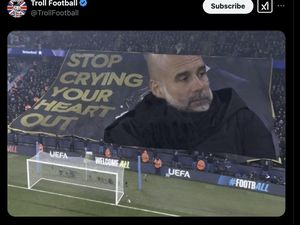 Meme: Spanduk Olok-olok dari Fans Man City Malah Jadi Bumerang