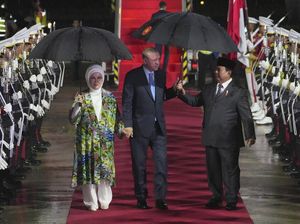 Akrabnya Prabowo Sampai Sambut Langsung Erdogan di Bandara