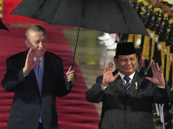 Momen Prabowo dan Erdogan Payungan Berdua di Tengah Hujan