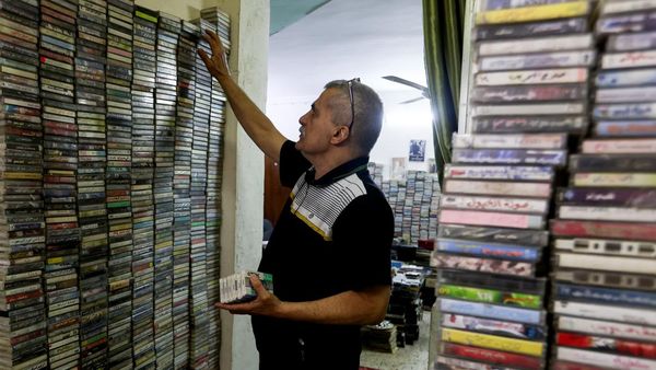 Nostalgia Kaset Pita di Toko Musik Irak