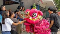 Aksi Barongsai Meriahkan Perayaan Cap Go Meh di Blitar