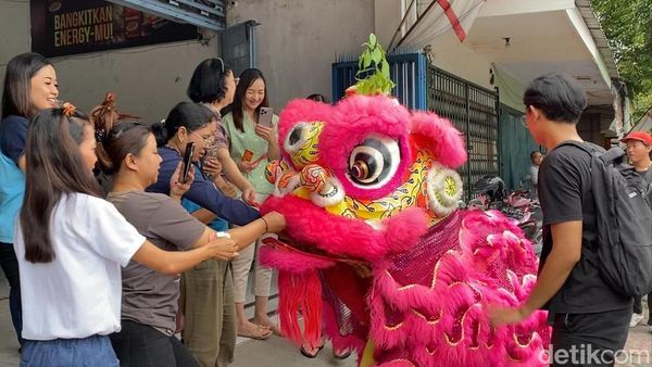 Aksi Barongsai Meriahkan Perayaan Cap Go Meh di Blitar