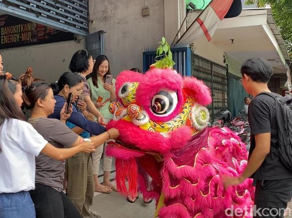 Aksi Barongsai Meriahkan Perayaan Cap Go Meh di Blitar