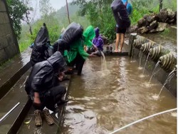 Viral di Medsos, Pendaki Cuci Sepatu di 7 Mata Air Suci Gunung Lawu