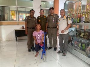 Pengemis Viral Sundut Rokok Pemotor di Banyumas Dipulangkan ke Brebes Pengemis Viral Sundut Rokok Pemotor di Banyumas Dipulangkan ke Brebes