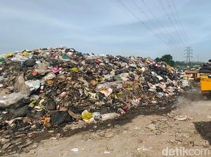 Sampah Numpuk di UPT Kebersihan KBB gegara TPA Sarimukti Dibatasi