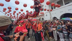 Potret Kemeriahan Arak-arakan Cap Go Meh di Cirebon