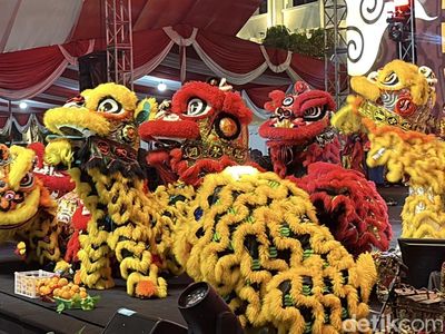 Ribuan Warga Rayakan Cap Go Meh di Balai Kota Surabaya