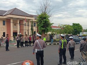 PN Magetan Dijaga Ketat Jelang Sidang Gugatan Bitner ke Tukang Sayur PN Magetan Dijaga Ketat Jelang Sidang Gugatan Bitner ke Tukang Sayur