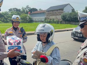 Hadiah Sekarung Beras untuk Si Pengendara Tertib di Subang Hadiah Sekarung Beras untuk Si Pengendara Tertib di Subang